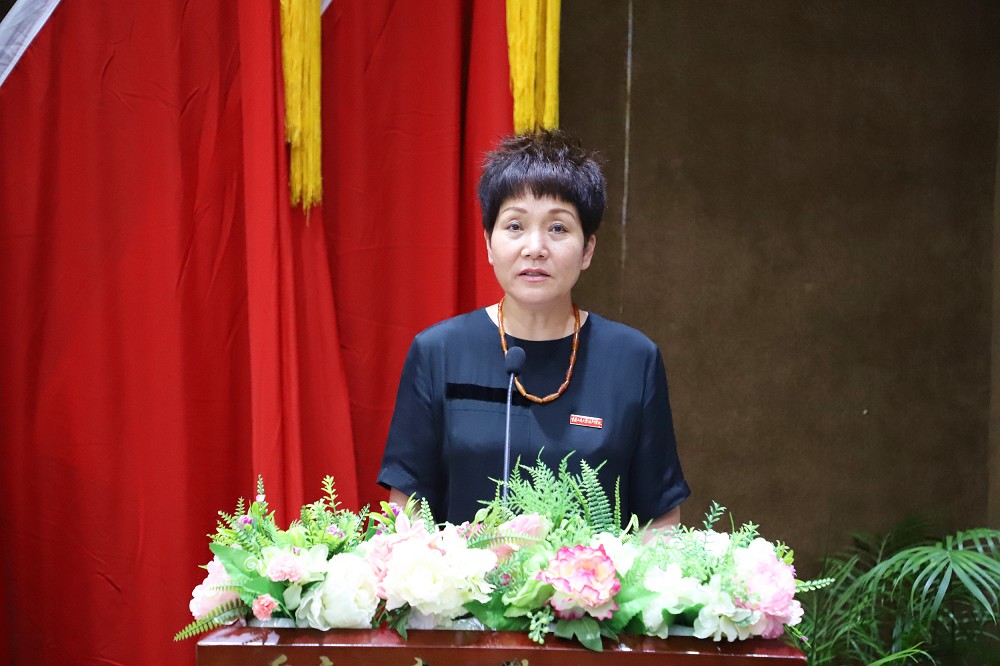 学校董事,副校长李雁平宣读优秀教师,优秀教育工作者表彰名单学校领导
