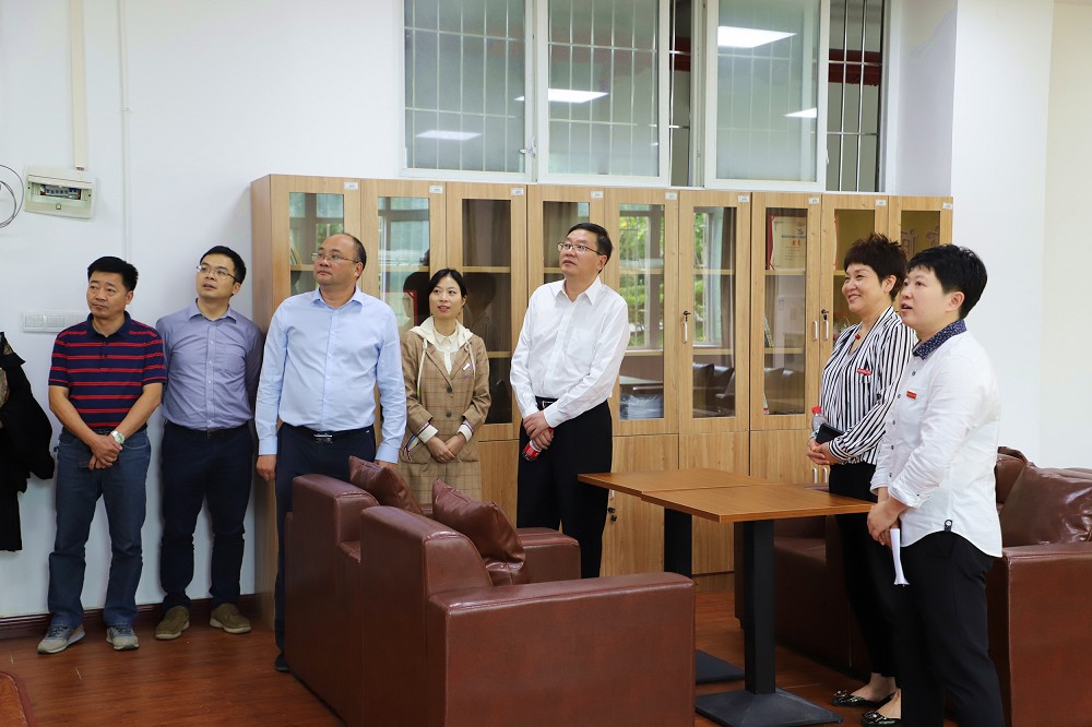 重庆市委统战部常务副部长王庆莅临我校上专题党课