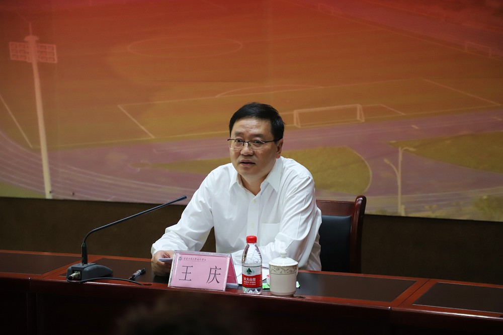 重庆市委统战部常务副部长王庆莅临我校上专题党课