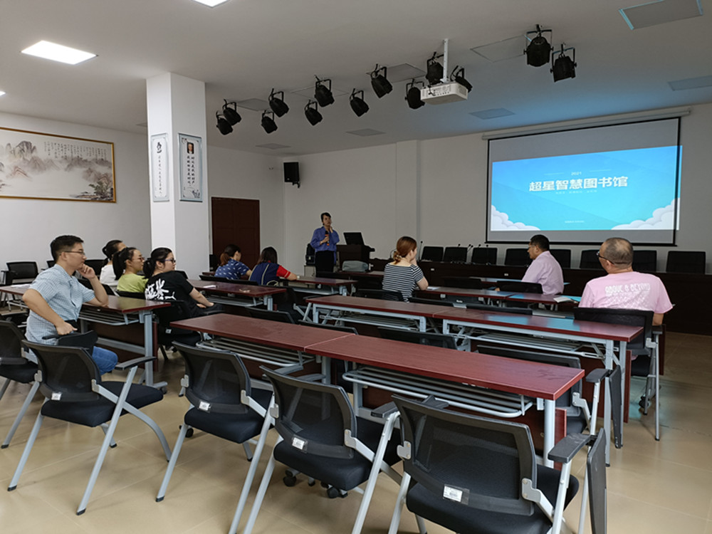 图书馆组织馆内工作人员进行智慧图书馆相关业务学习