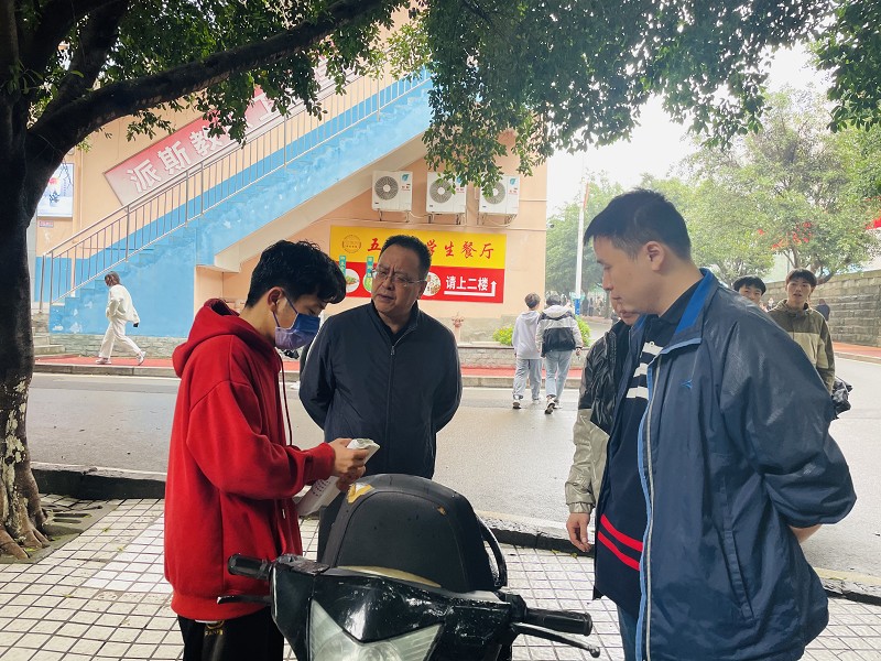 学校开展校内禁止学生驾乘电动车专项整治行动