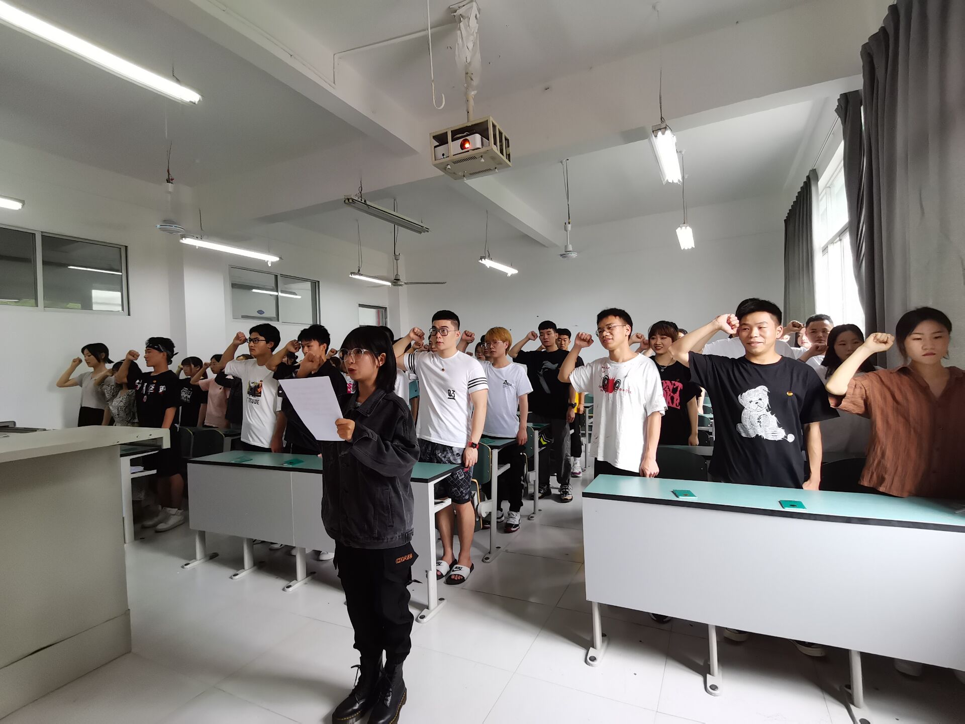 学校团委组织开展2021年上半年新团员入团仪式