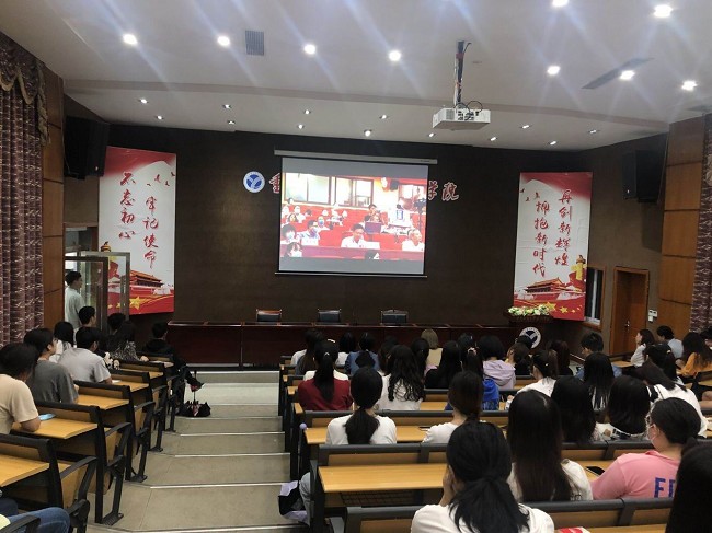 学校组织师生观看“送金融知识进校园”直播