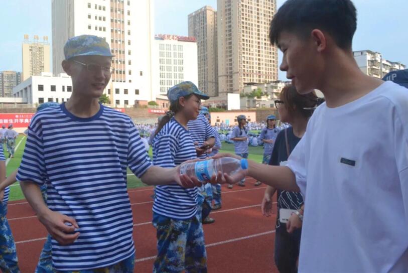 学生会组织开展“我为同学做件事”之军训送清凉活动