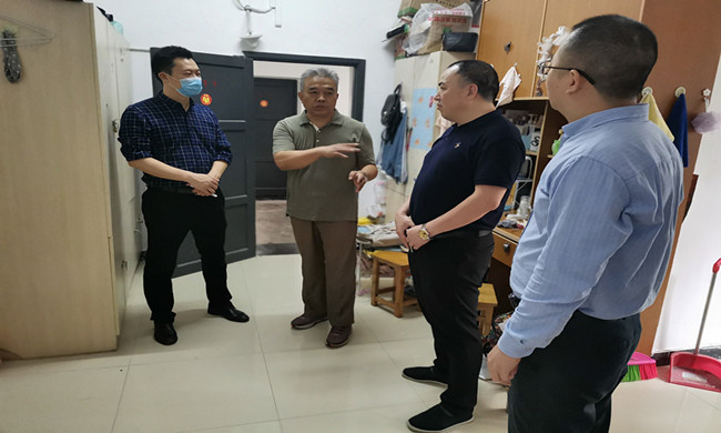 新学期校领导带队走访宿舍关心慰问学生