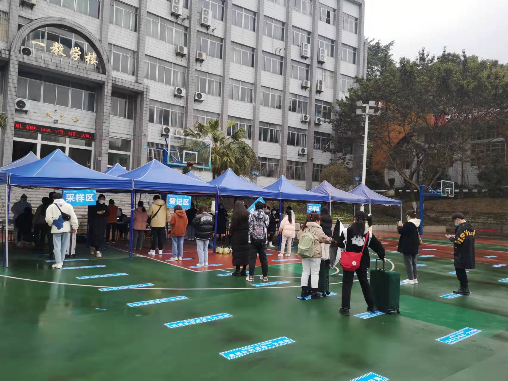 学校开展离渝返校师生核酸检测 筑牢校园疫情防线