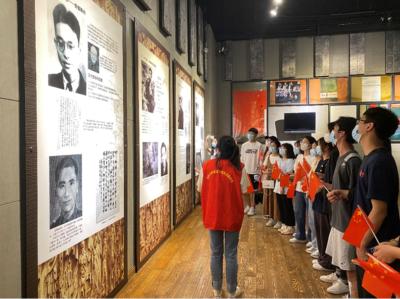 管理学院学生党支部前往红岩魂陈列馆开展主题党日活动
