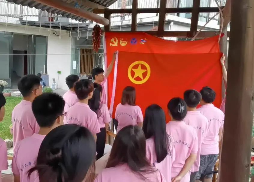 三下乡 | 重庆工商大学派斯学院“兴业兴城·青筑青莲”发展成就观察团临时团支部组织开展“青春心向党 百年再启航”专题学习会