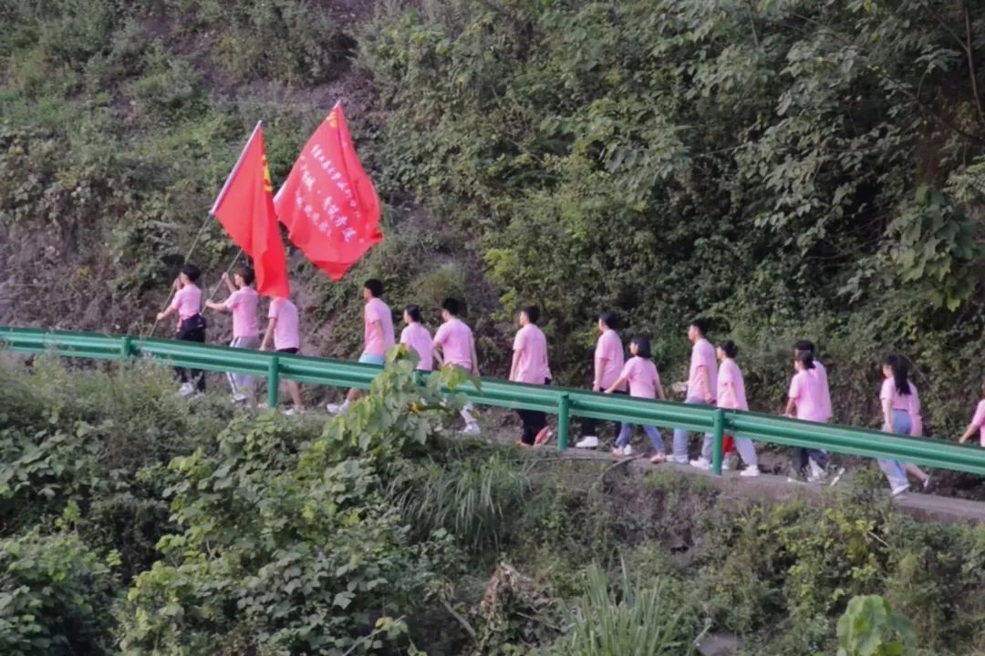 重庆工商大学派斯学院“兴业兴城·青筑青莲”发展成就观察团赴奉节县青莲镇金凤村开展暑期“三下乡”社会实践活动