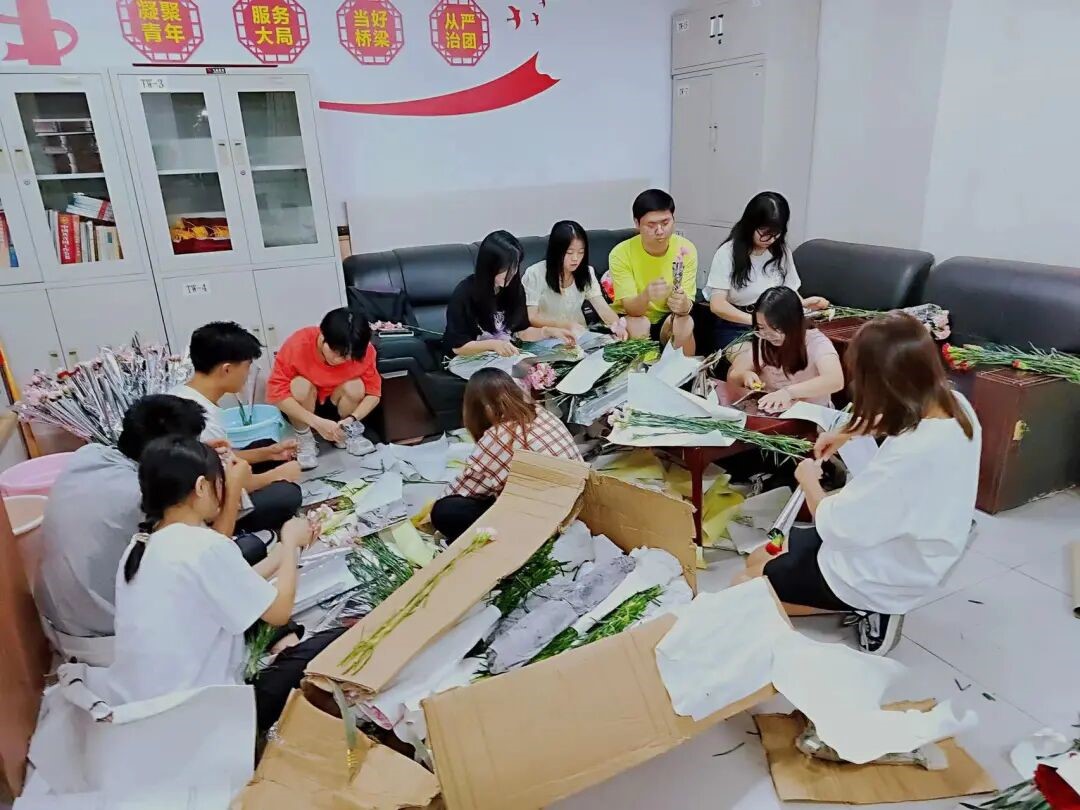 重庆工商大学派斯学院校团委成功开展“教师节送花”实践活动