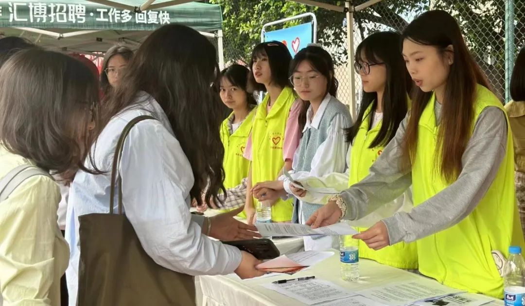 重庆工商大学派斯学院成功举办“千校万岗·启航青春”就业有“位”来2023年春季双选会