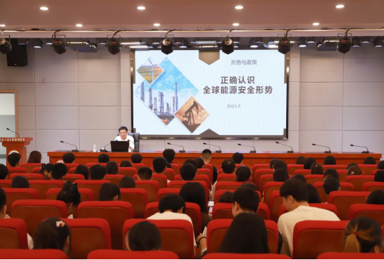 学校执行校长张辉为学生讲授形势与政策课